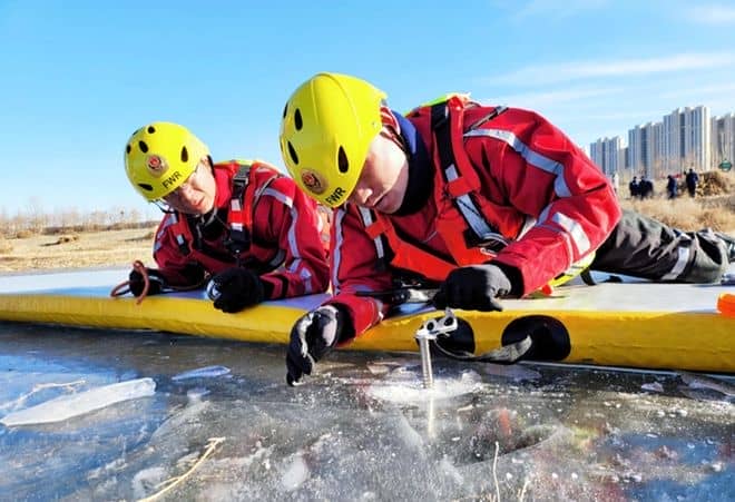 Minimum buoyancy capacity of 200 kg, 5-meter length, forming a lifeline via a floating bridge.